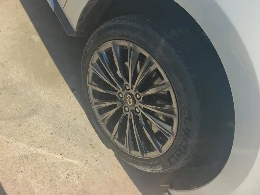 Toyota Granvia — фото 6