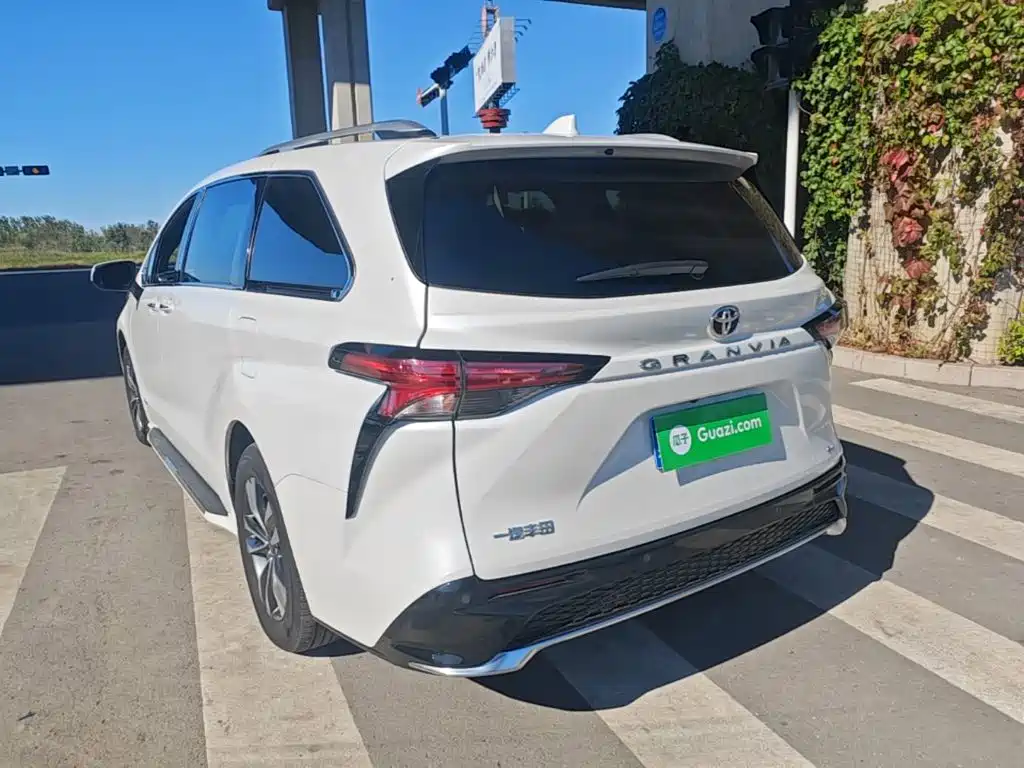 Toyota Granvia — фото 4