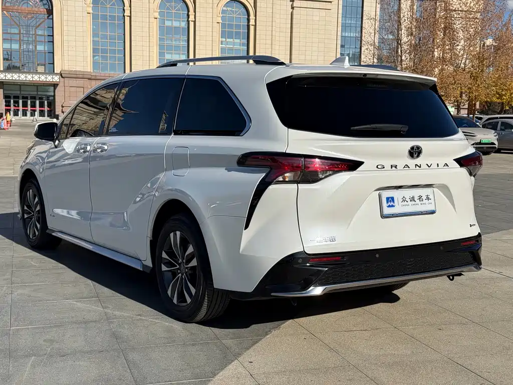 Toyota Granvia — фото 7
