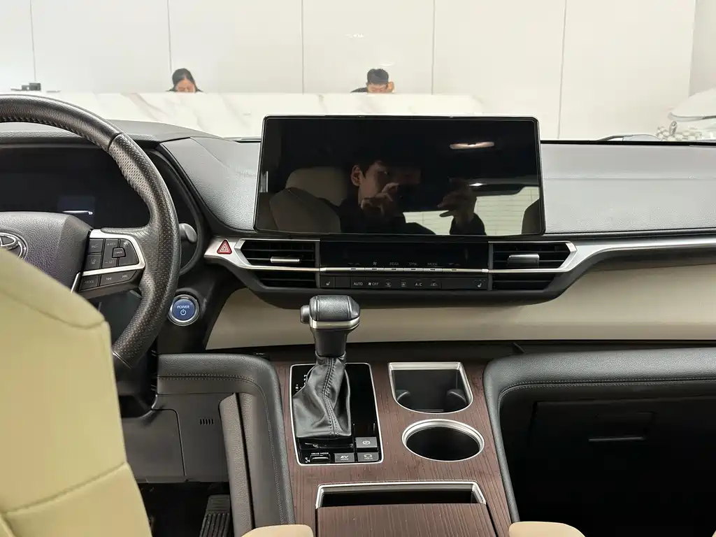 Toyota Granvia — фото 11