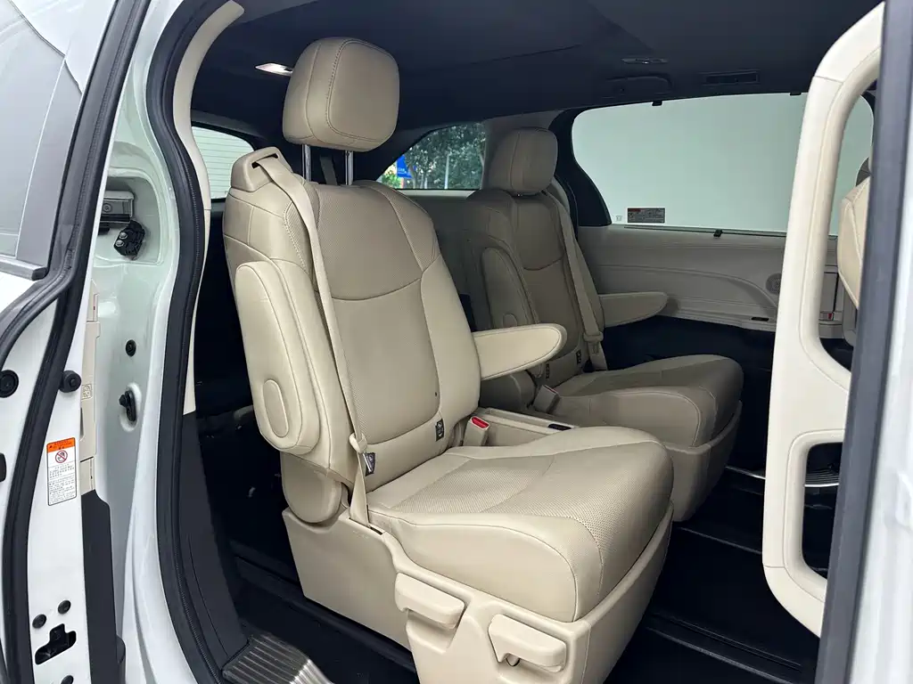 Toyota Granvia — фото 14