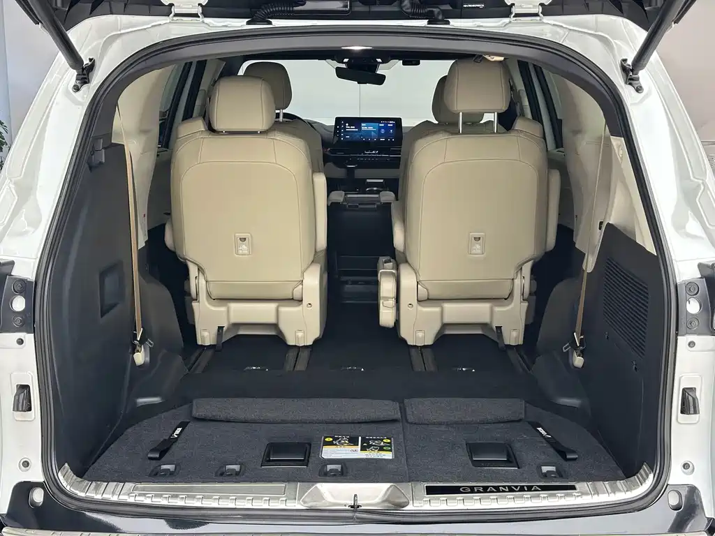 Toyota Granvia — фото 17