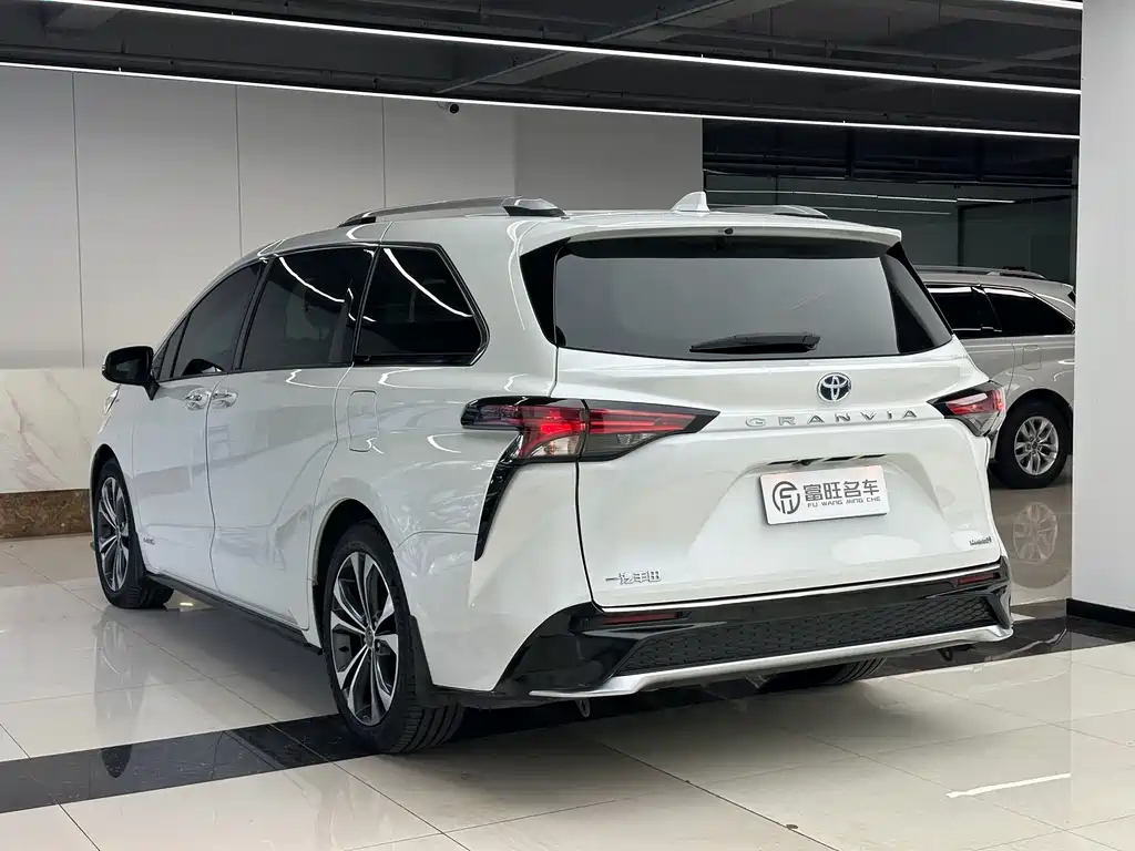 Toyota Granvia — фото 18