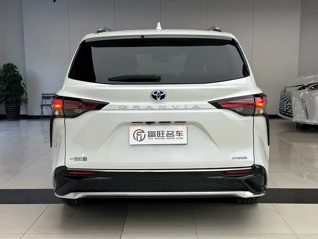 Toyota Granvia — фото 19