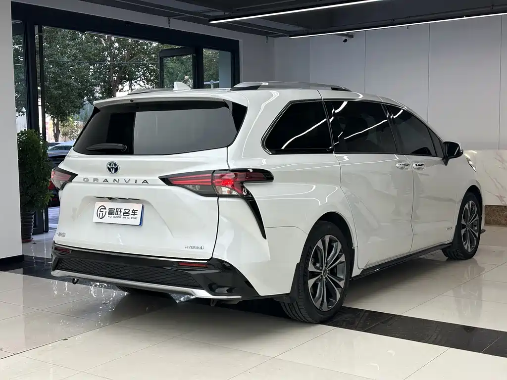 Toyota Granvia — фото 20