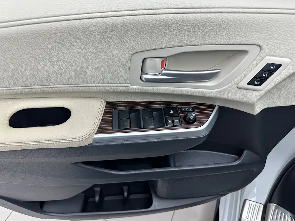 Toyota Granvia — фото 5