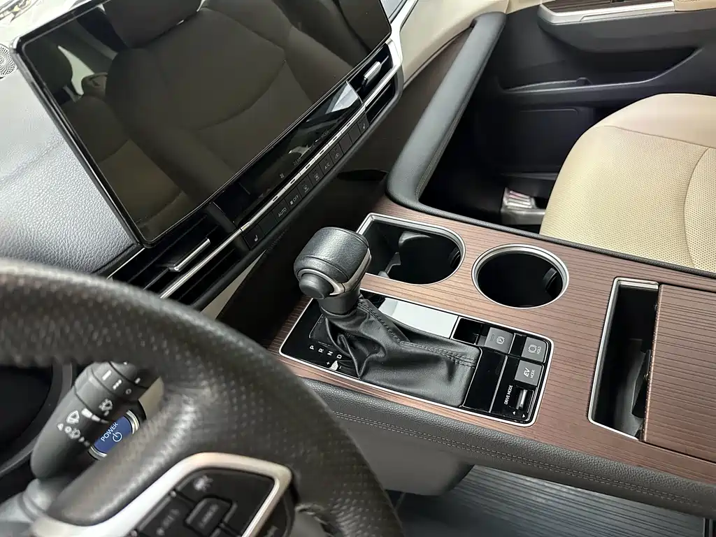 Toyota Granvia — фото 8