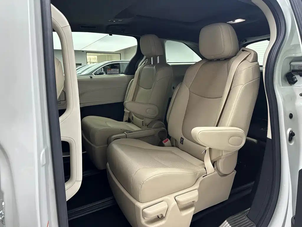 Toyota Granvia — фото 9