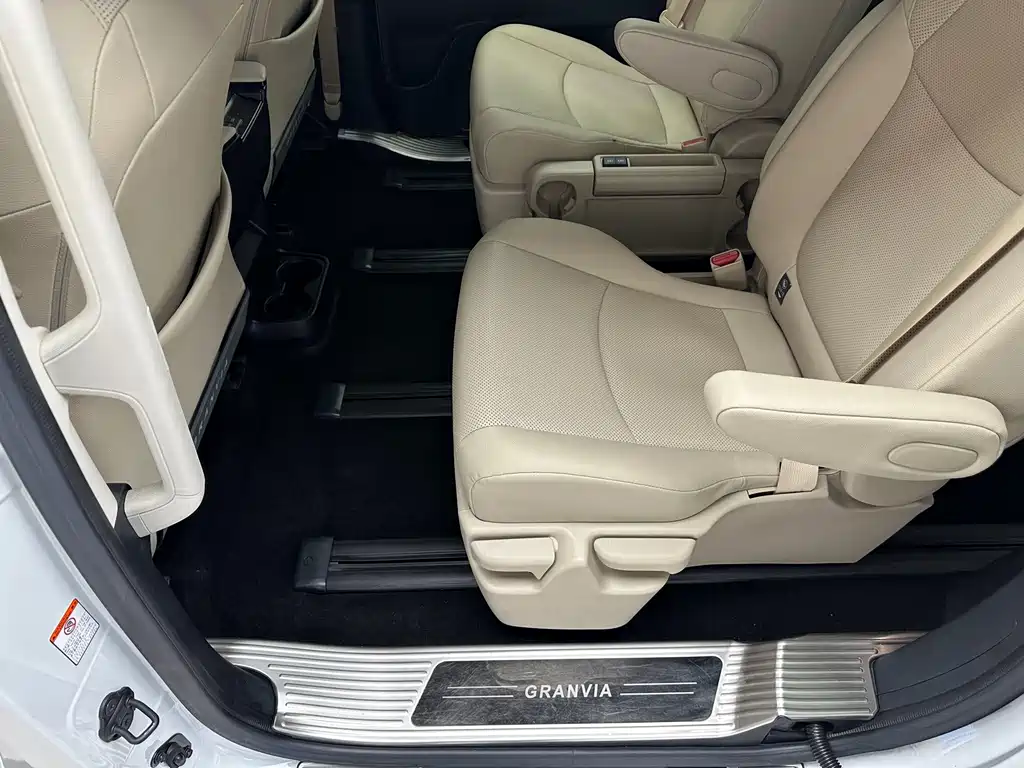 Toyota Granvia — фото 10