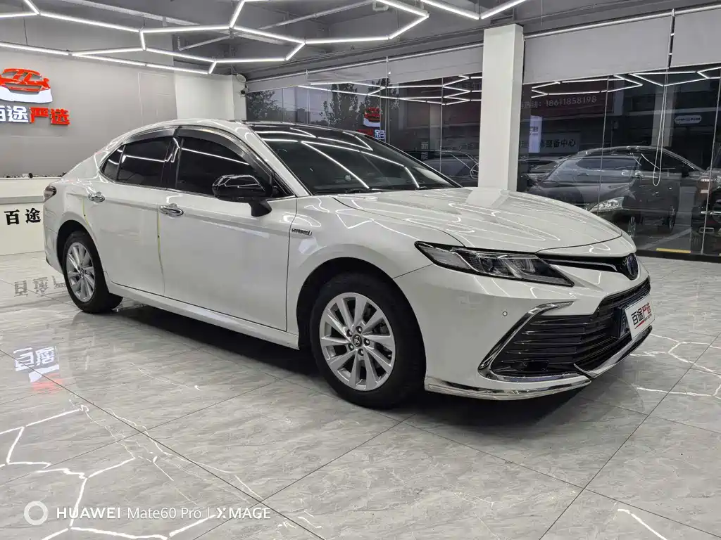 Toyota Camry — фото 2