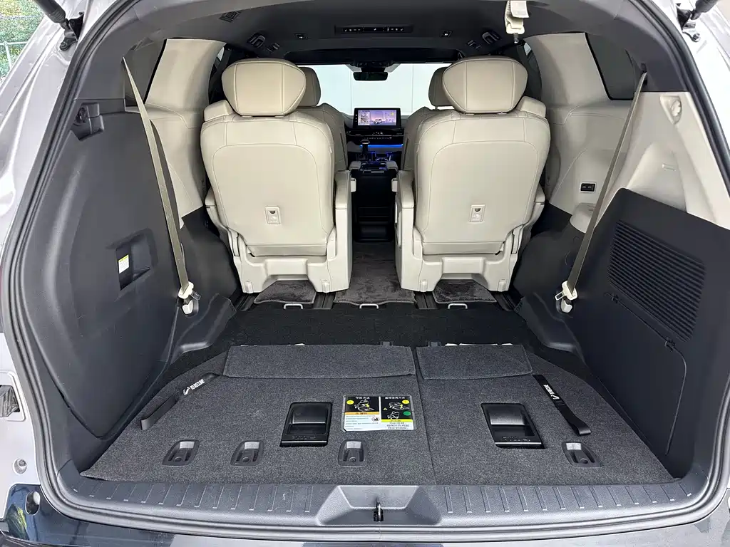 Toyota Sienna — фото 9