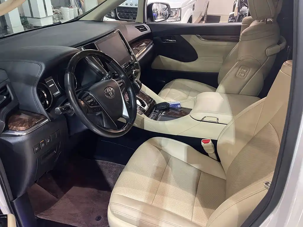 Toyota Alphard — фото 4