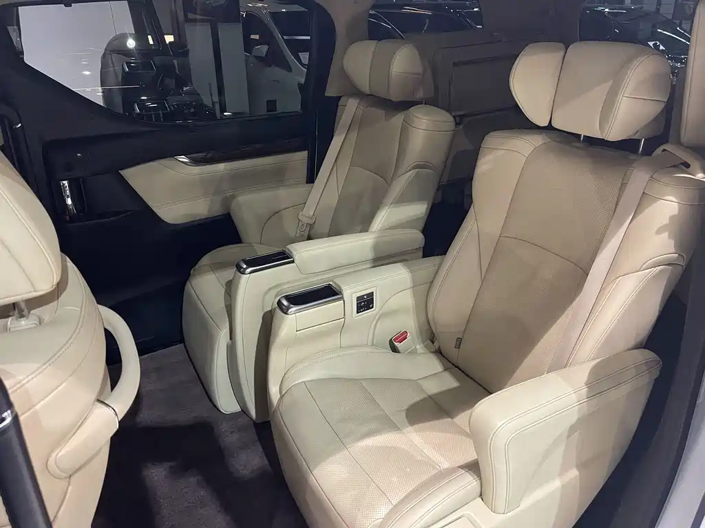 Toyota Alphard — фото 5