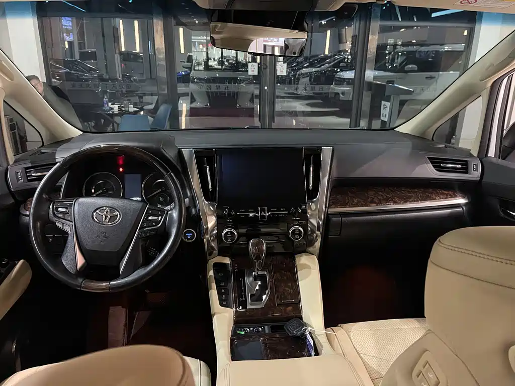Toyota Alphard — фото 6