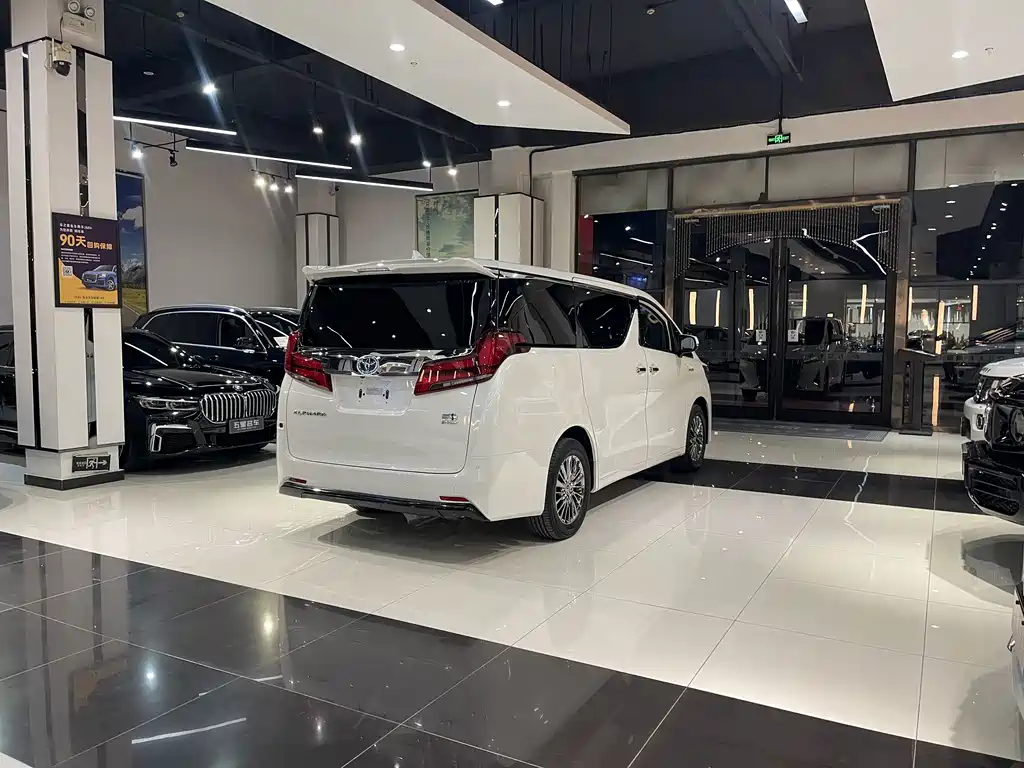Toyota Alphard — фото 7