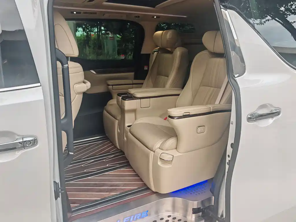 Toyota Vellfire — фото 3