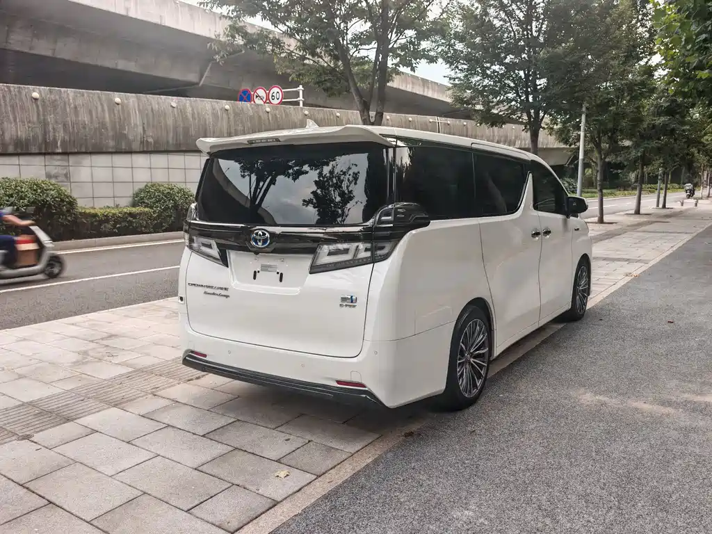 Toyota Vellfire — фото 5