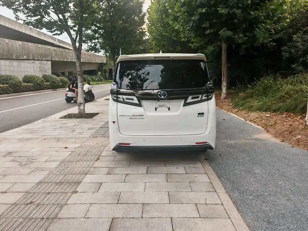 Toyota Vellfire — фото 8
