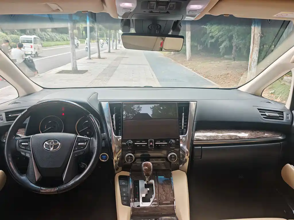 Toyota Vellfire — фото 9
