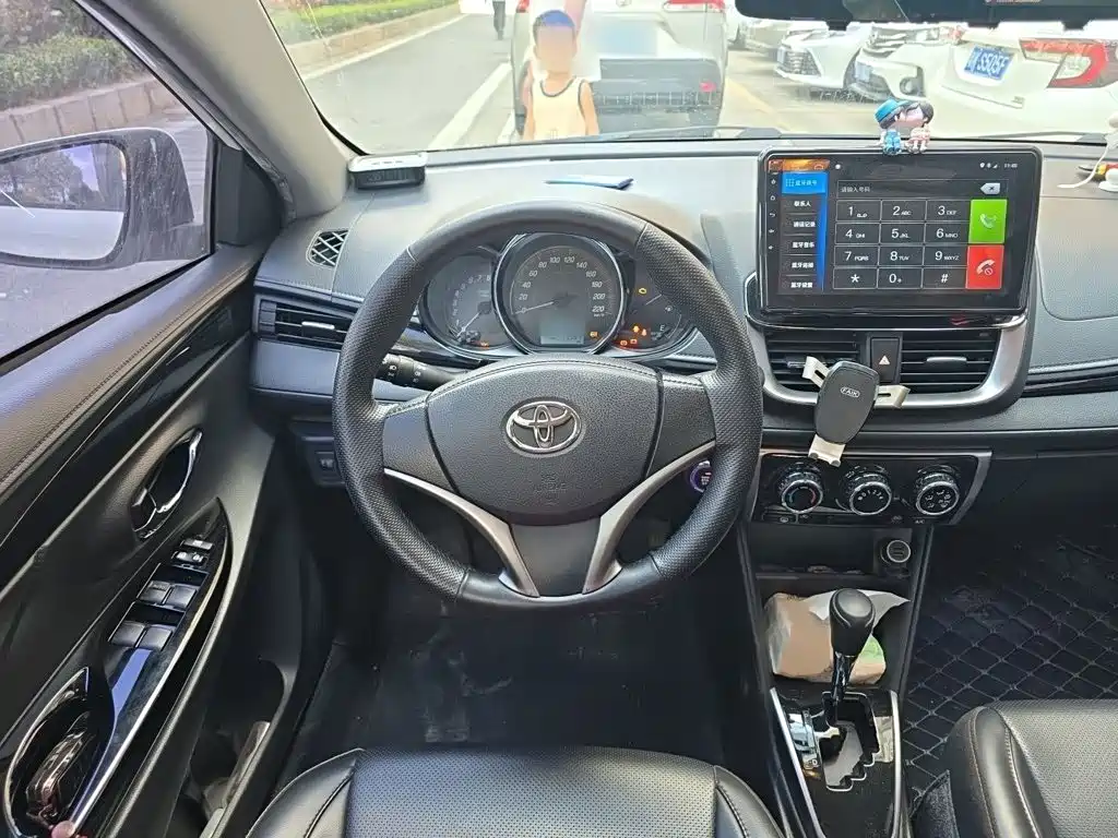 Toyota Yaris L — фото 2