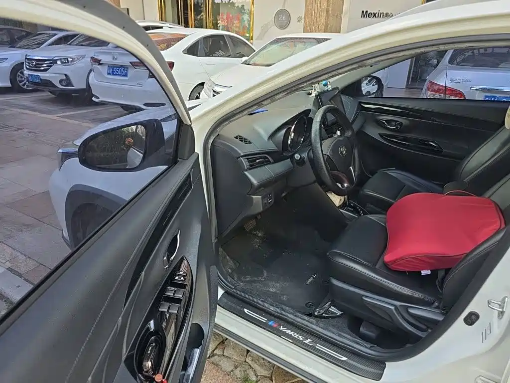 Toyota Yaris L — фото 13