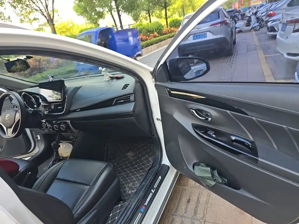 Toyota Yaris L — фото 17