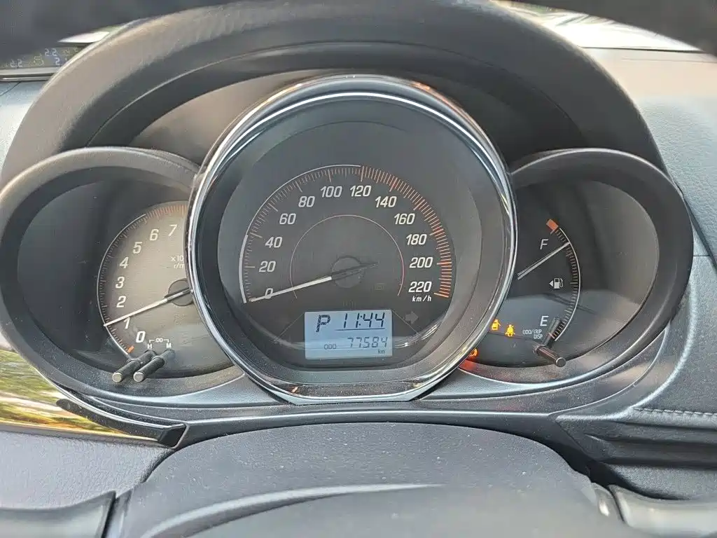 Toyota Yaris L — фото 3