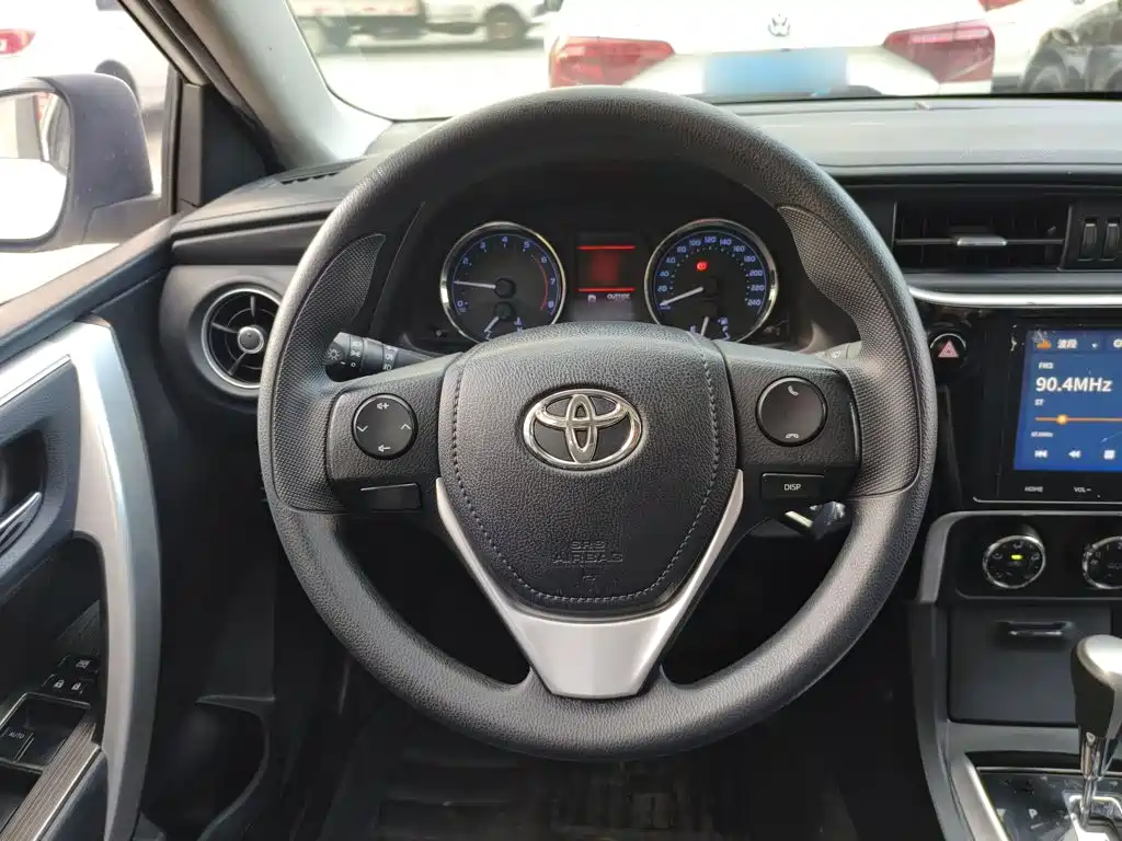 Toyota Corolla — фото 10