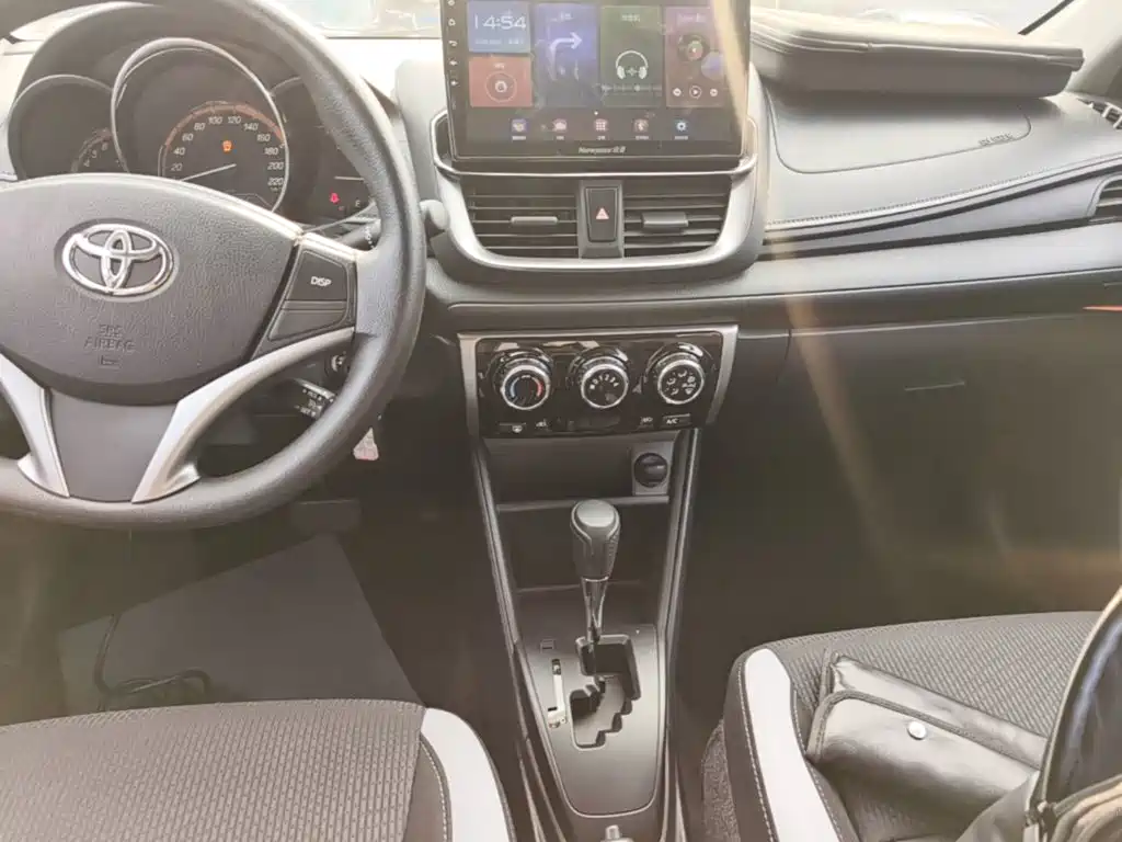 Toyota Yaris L — фото 13
