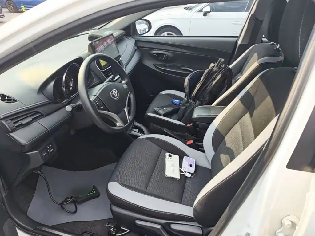 Toyota Yaris L — фото 14