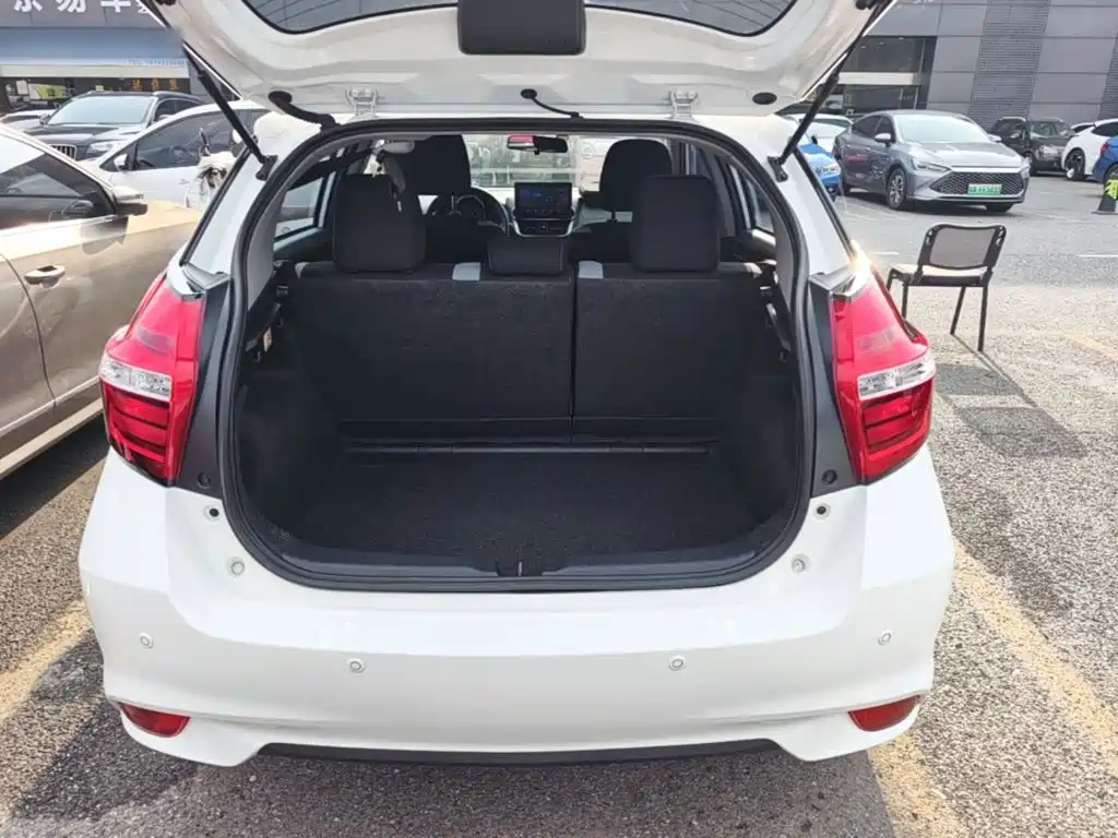Toyota Yaris L — фото 18
