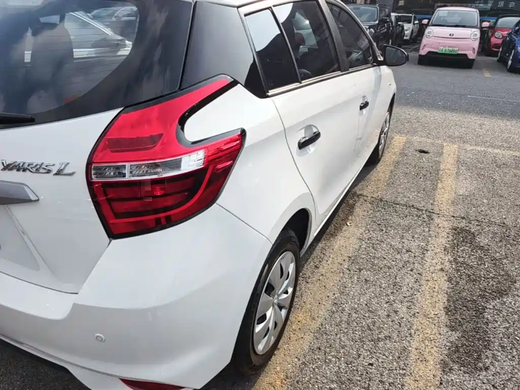 Toyota Yaris L — фото 7