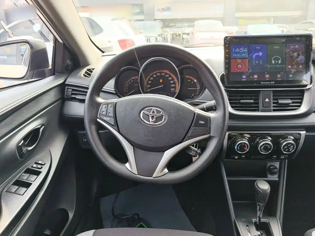 Toyota Yaris L — фото 10
