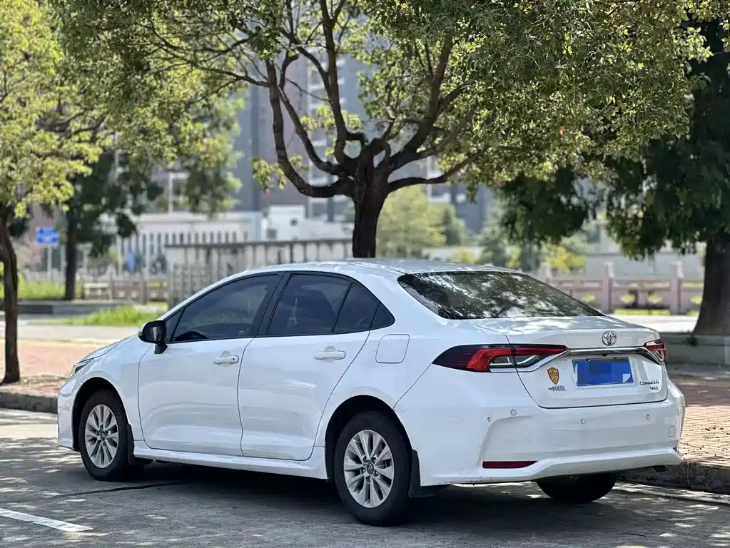 Toyota Corolla — фото 7