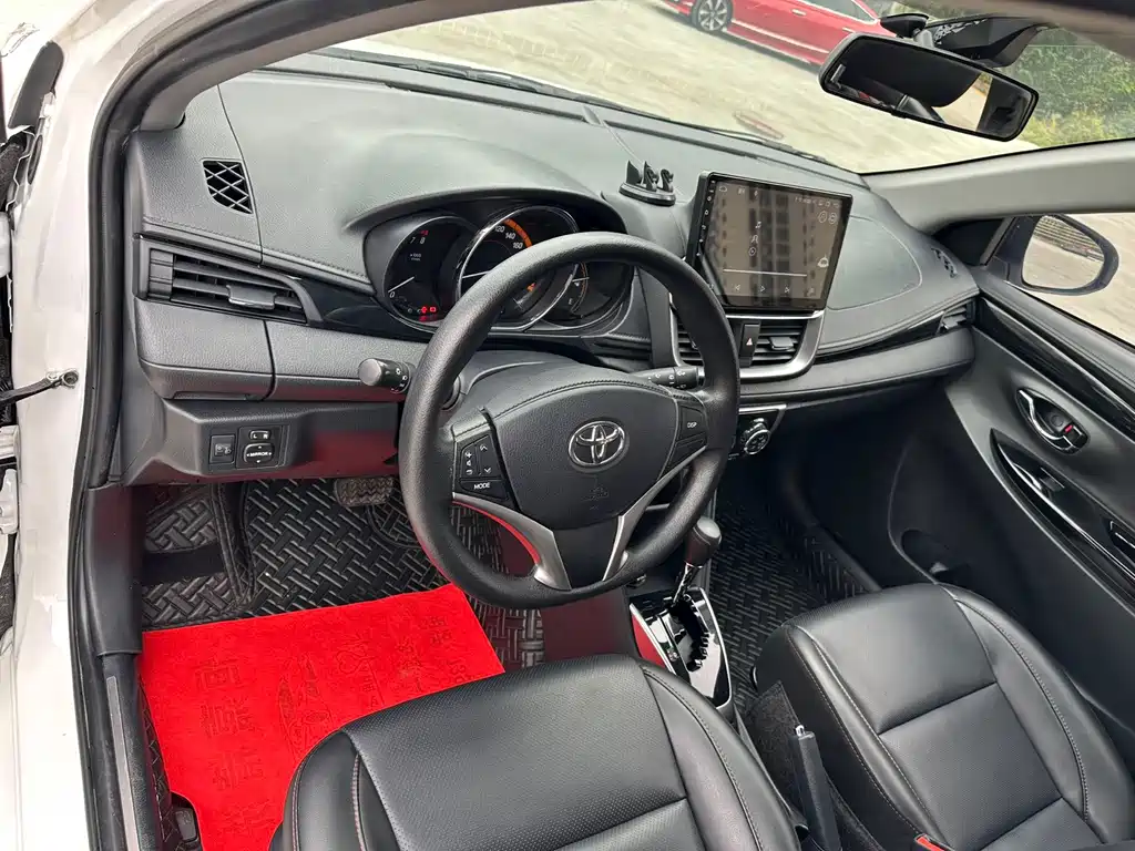 Toyota Yaris L — фото 10