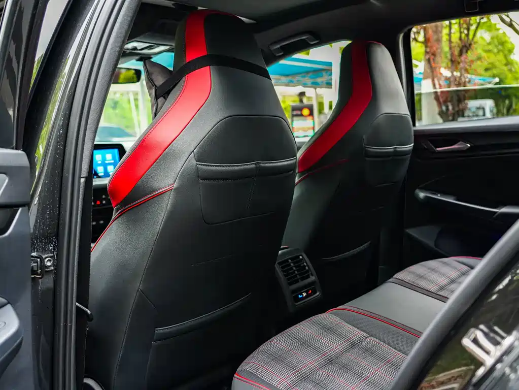 Volkswagen Golf GTI — фото 11