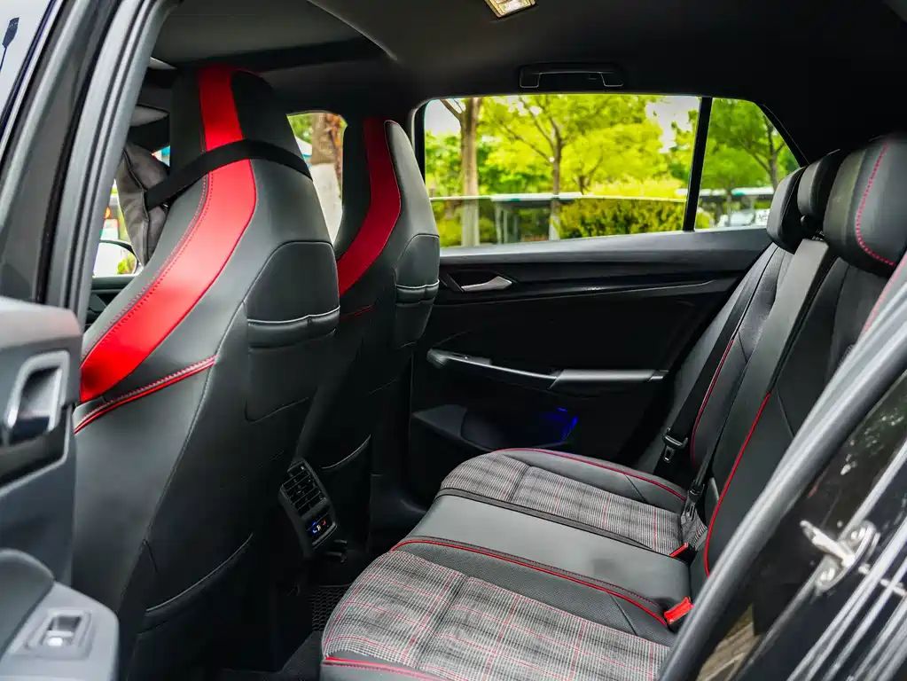 Volkswagen Golf GTI — фото 10