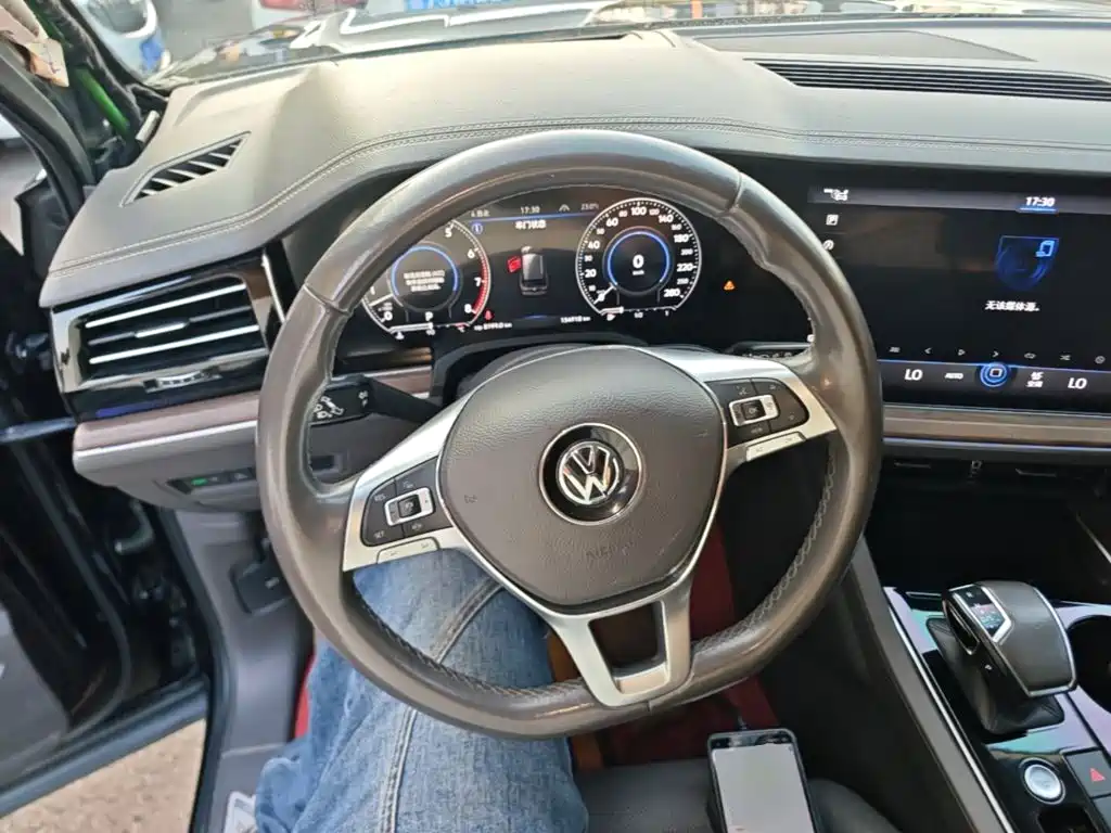 Volkswagen Touareg — фото 10