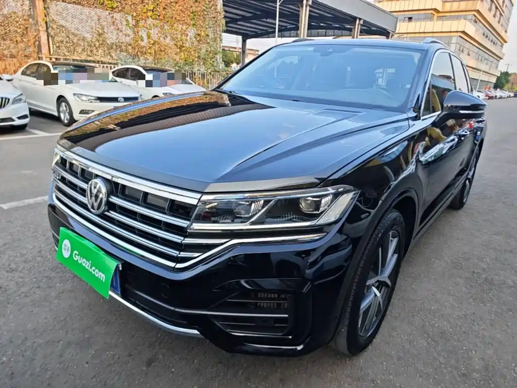 Volkswagen Touareg — фото 1