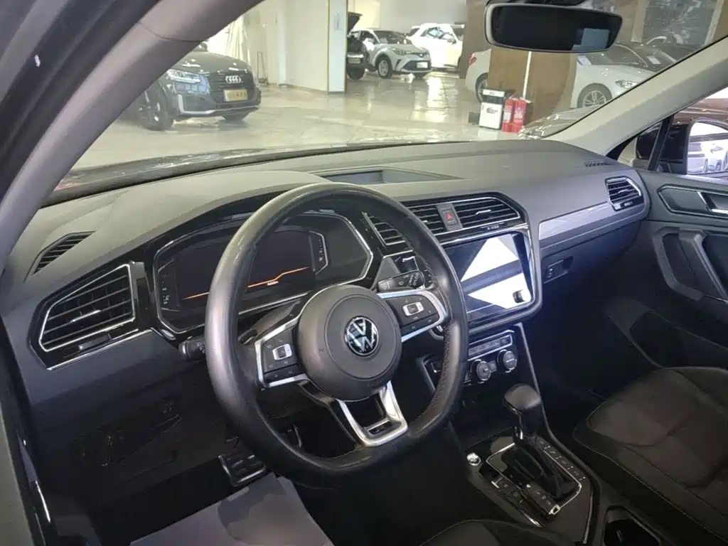 Volkswagen Tiguan L — фото 9