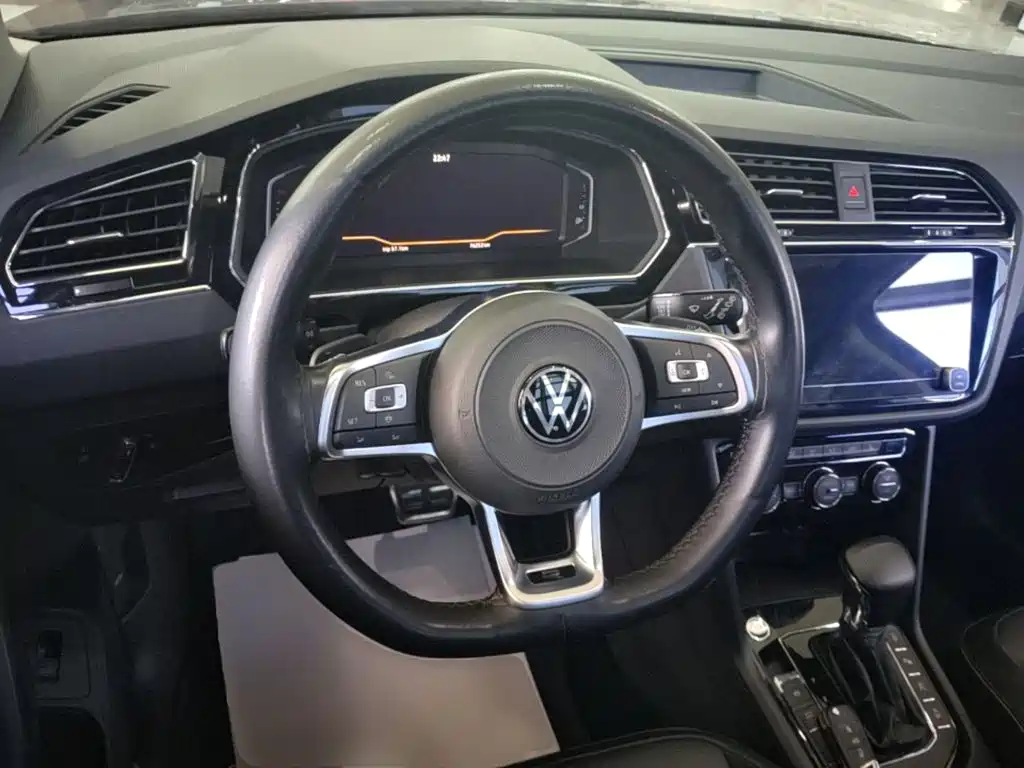 Volkswagen Tiguan L — фото 10