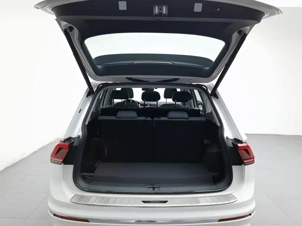 Volkswagen Tiguan L — фото 5