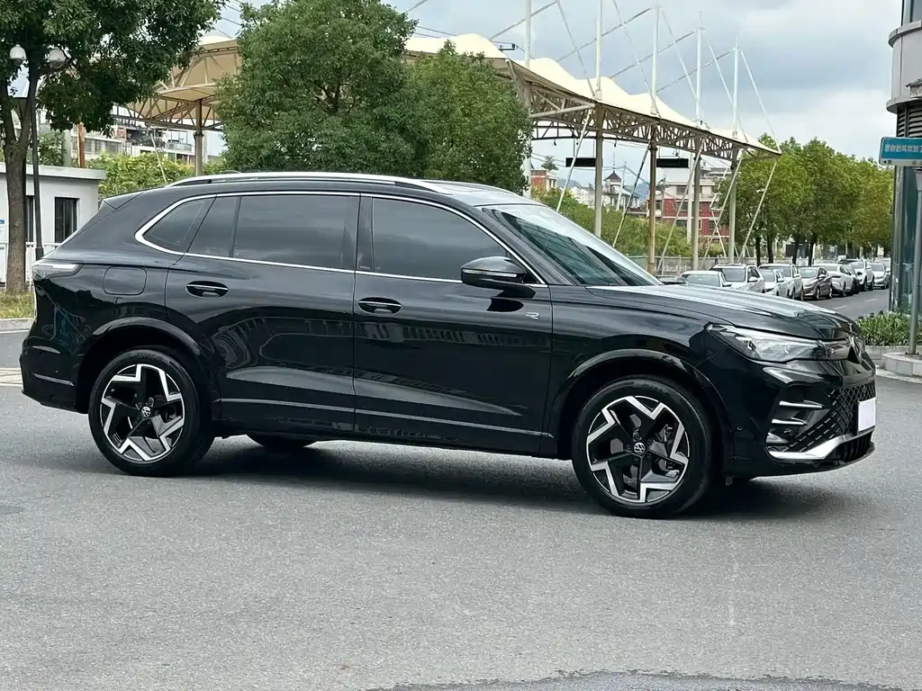 Volkswagen Tiguan L — фото 3