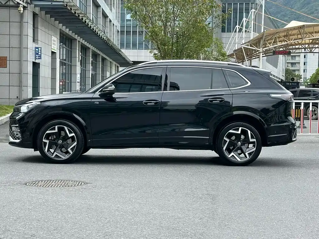 Volkswagen Tiguan L — фото 9