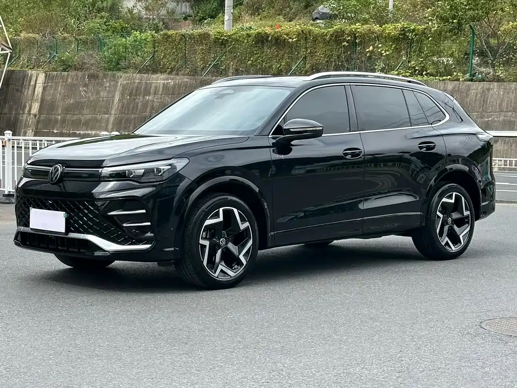 Volkswagen Tiguan L — фото 1