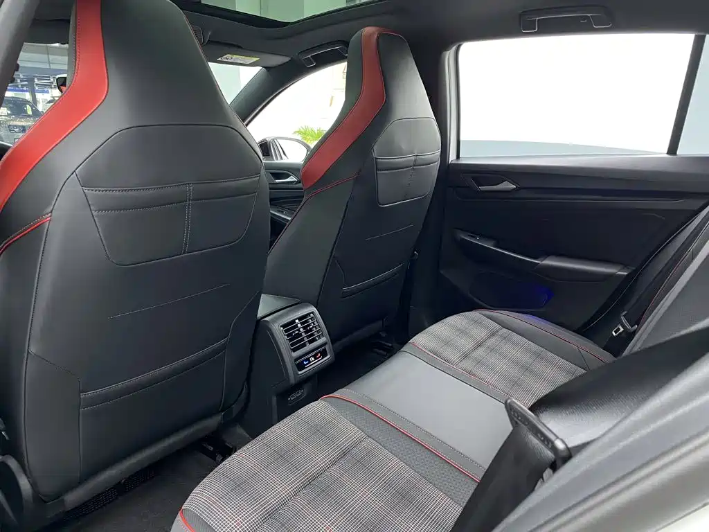 Volkswagen Golf GTI — фото 7