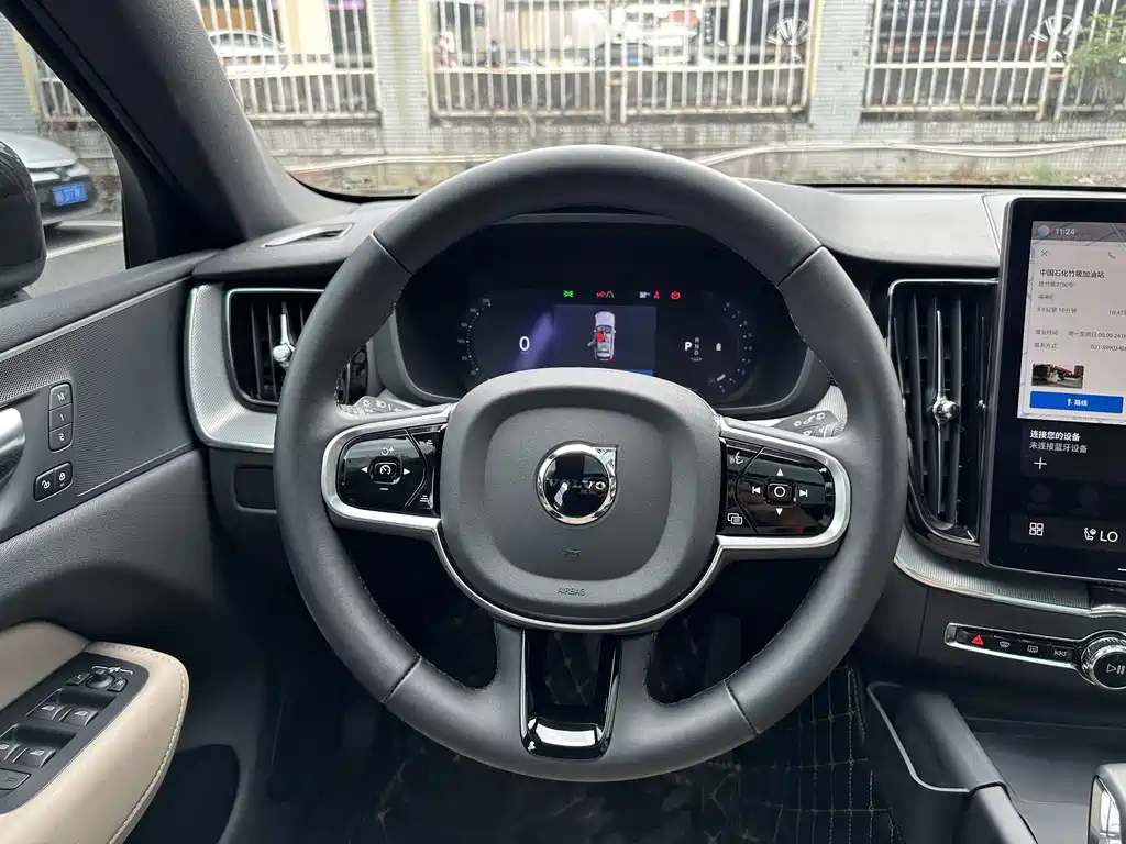 Volvo XC60 — фото 9