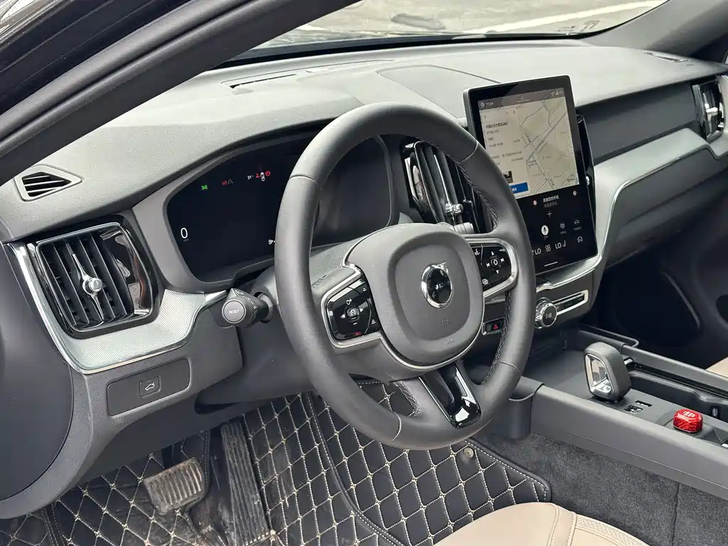 Volvo XC60 — фото 10