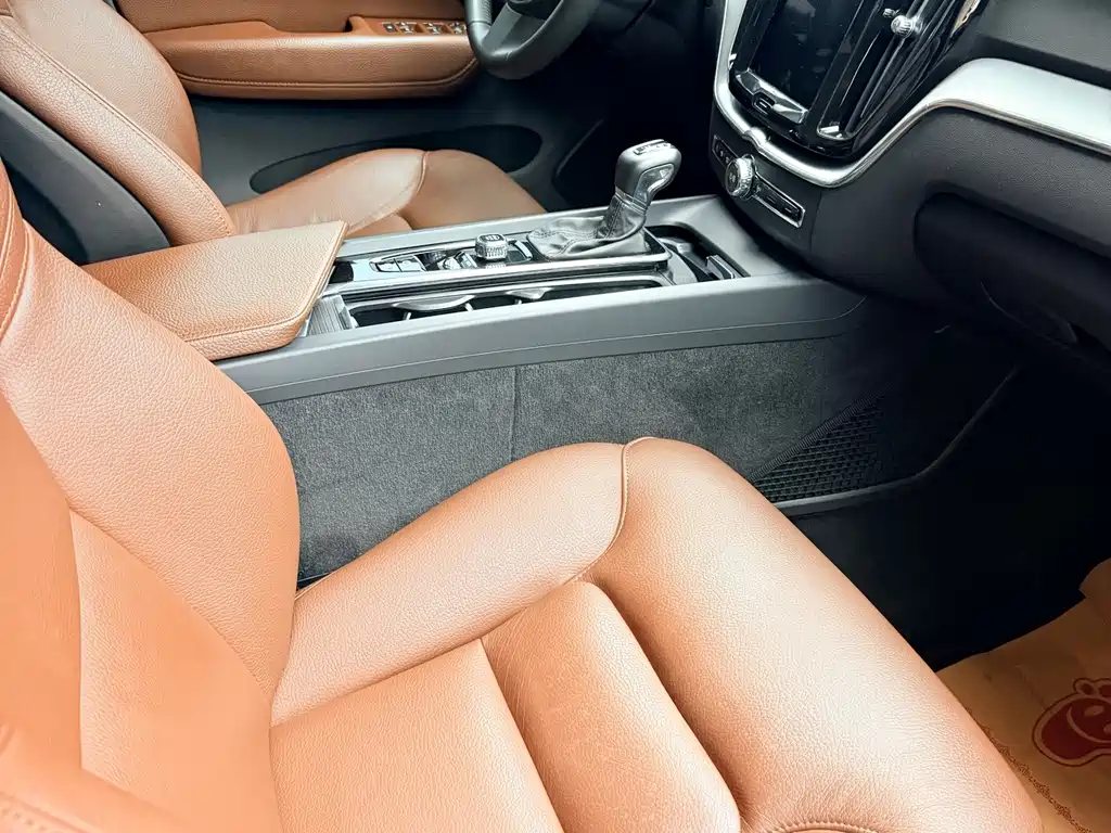Volvo XC60 — фото 2
