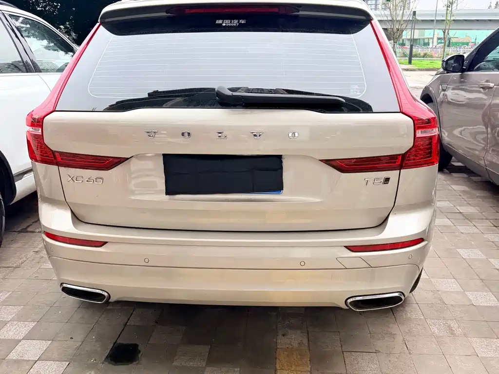 Volvo XC60 — фото 10